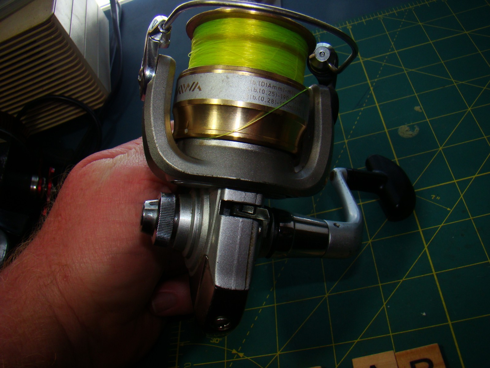 W0332 AR DAIWA SWEEPFIRE 2500 SPINNING REEL FISHING REEL
