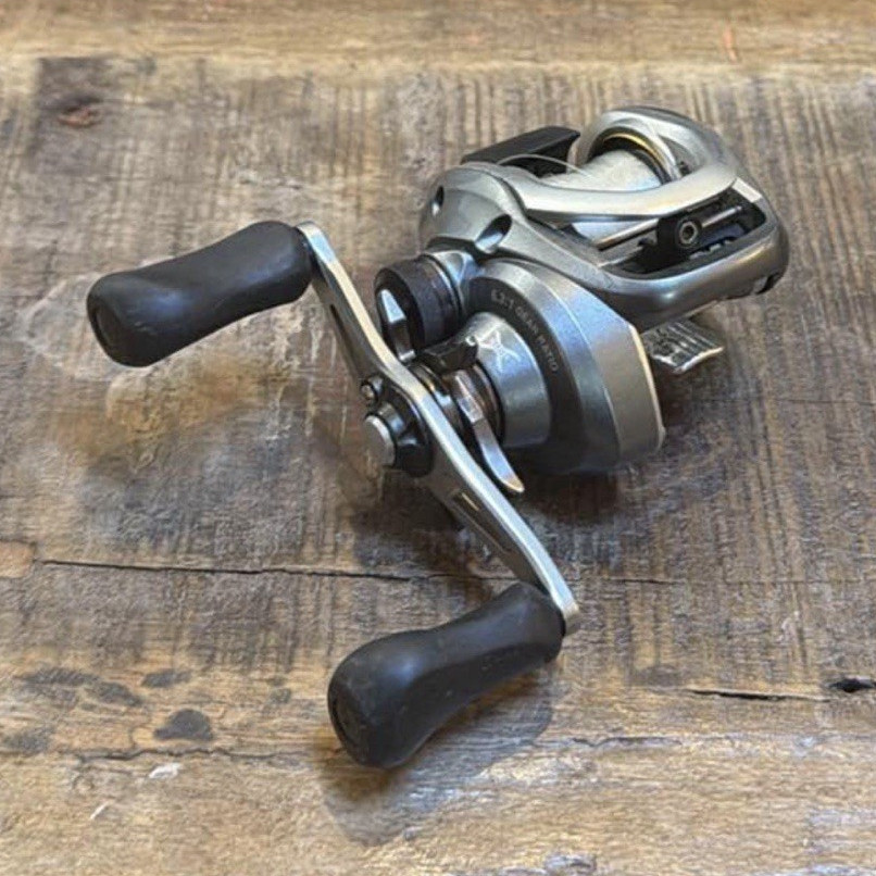 Shimano Curado 200 Low Profile Baitcast Reel 6.3:1 Right Hand Gray
