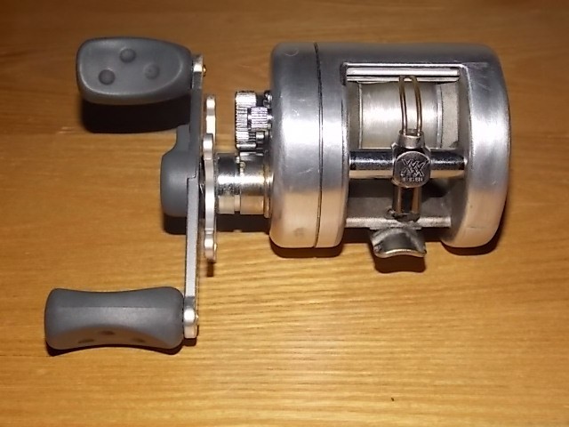 Vintage Ambassadeur 2500C Bait Casting Level Wind Reel , silver(aluminum) color