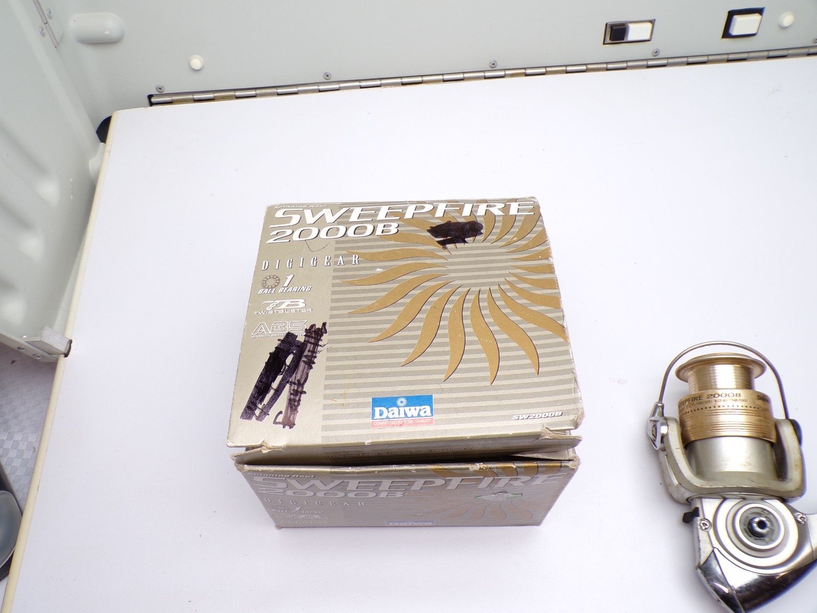 Daiwa LT2000B Sweepfire Spinning Reel – Gold/Silver
