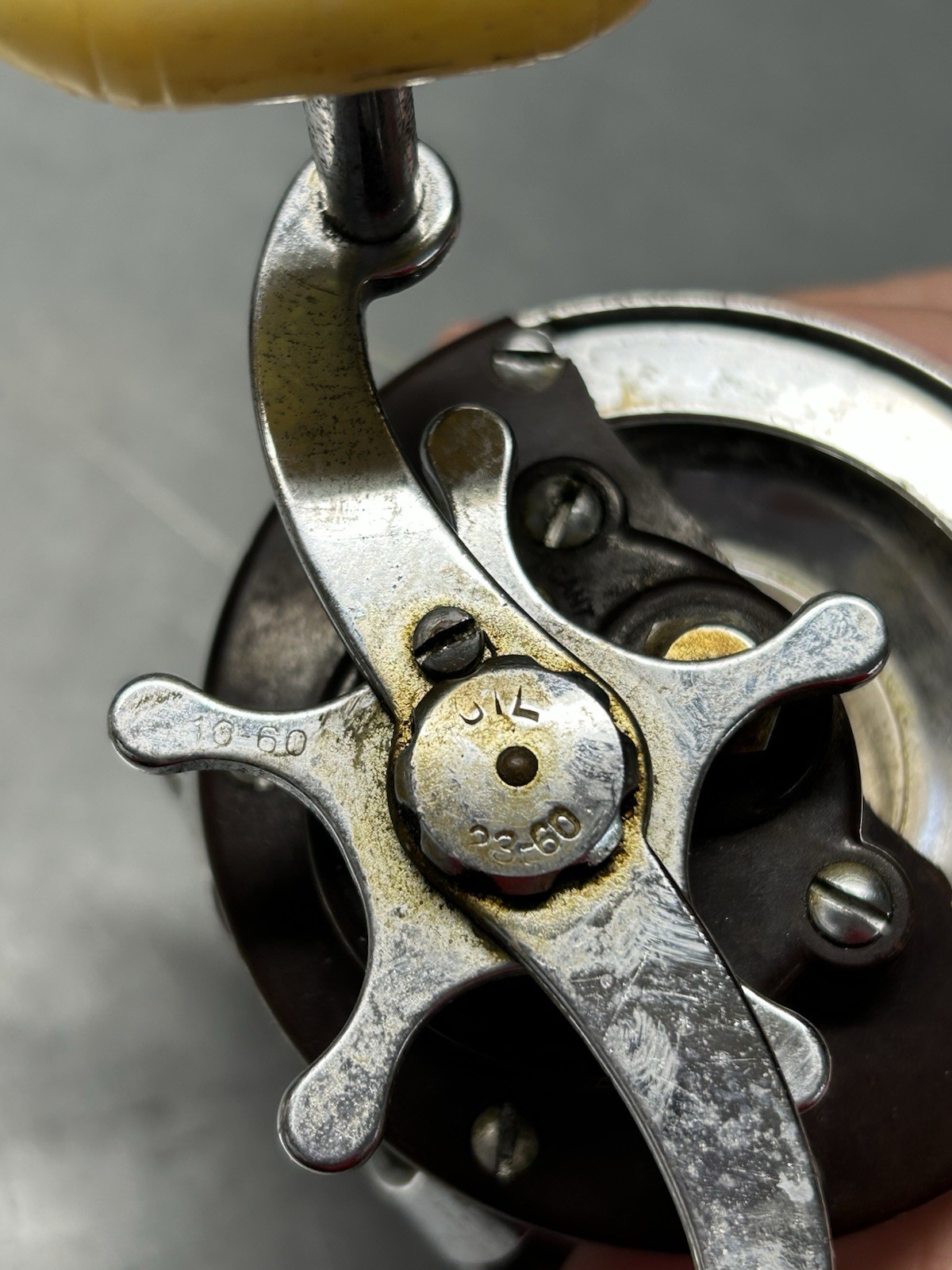 Vintage Fishing Reel w/cream Handle Unbranded PLEASE READ