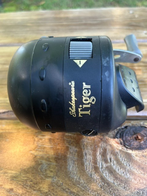 Vintage Shakespeare Tiger Closed Face Spin Casting Fishing Reel Gear 3.2:1
