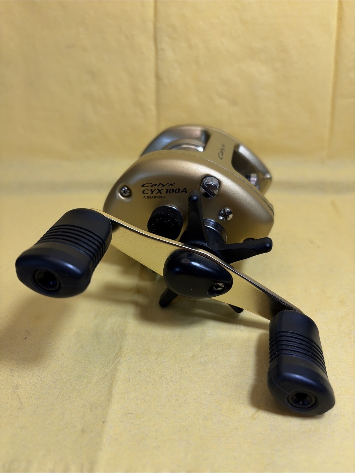 Shimano Calyx 100A Gold Low Profile Baitcaster Fishing Reel Excellent Condition
