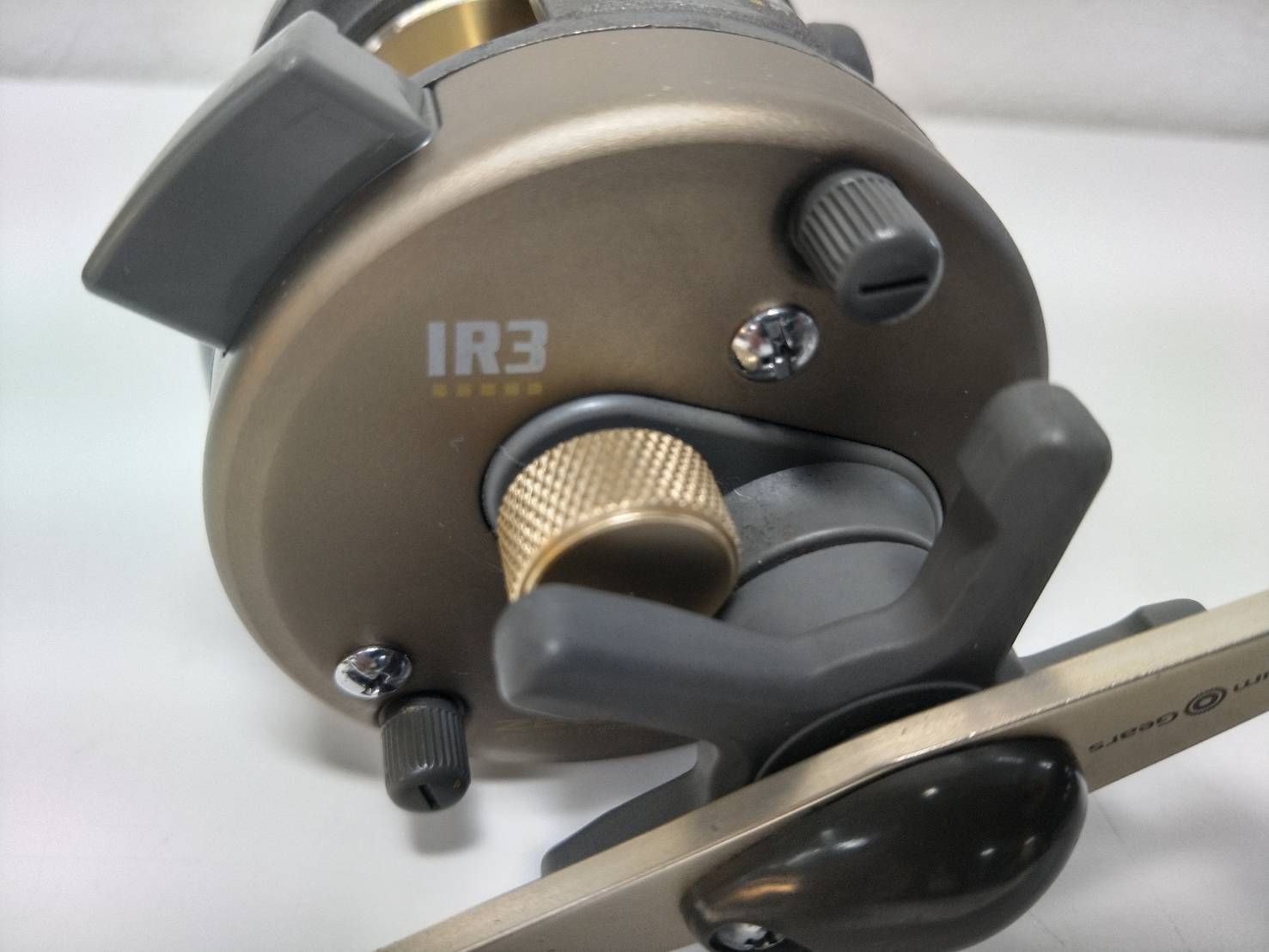 ZEBCO QUANTUM IRON IR3 BASS BAIT REEL (08)