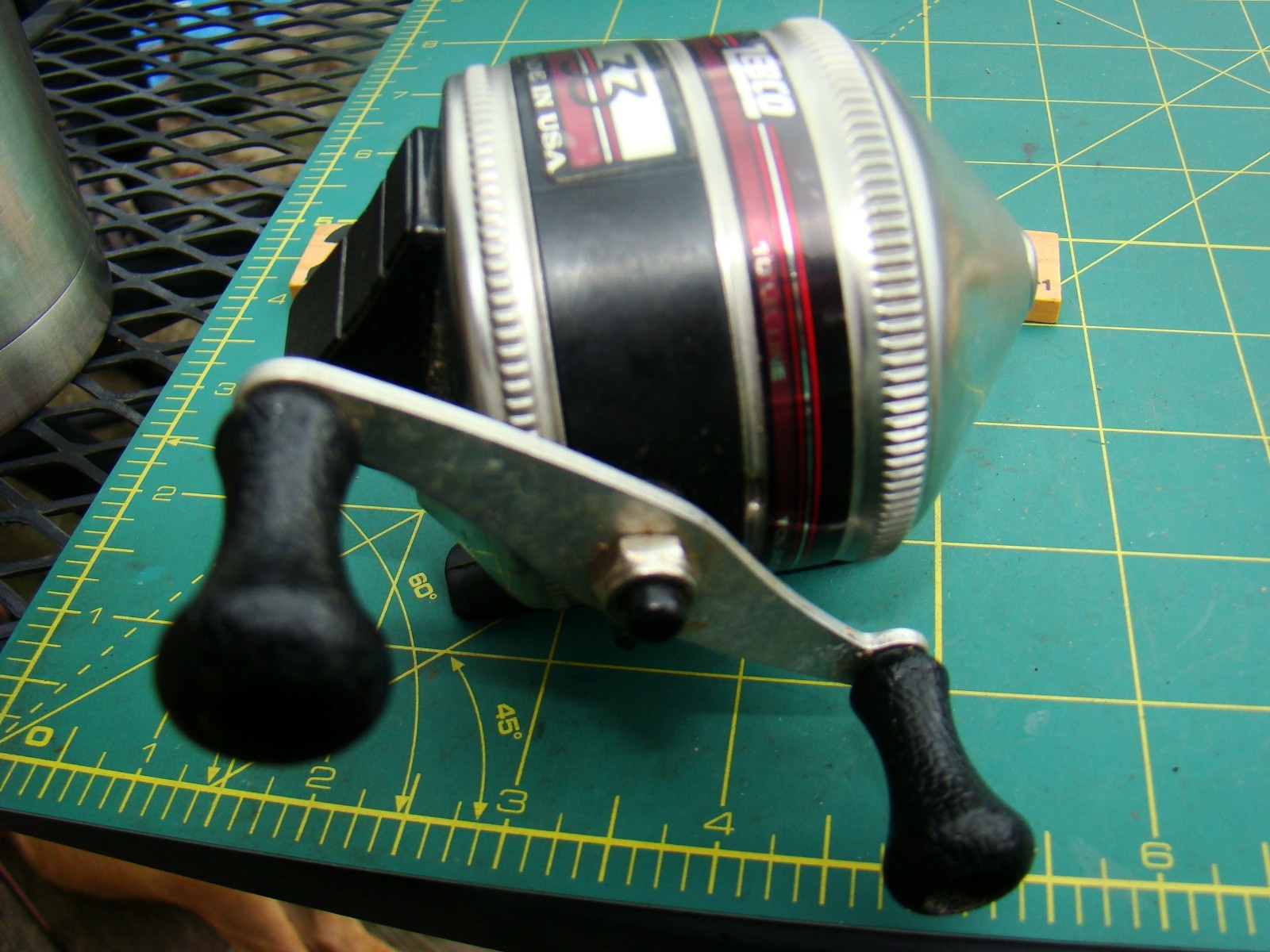 W2133 PR ZEBCO 33 MADE IN USA MAROON STRIPE SPINCAST FISHING REEL