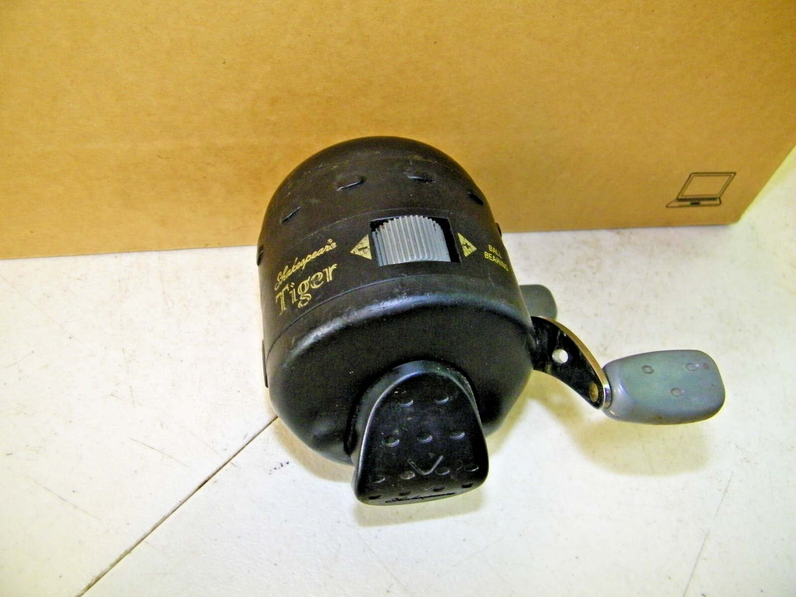 Vintage Shakespeare Tiger Closed Face Spin Fishing Reel 85 Yds/20 Lb Gear 3.2:1