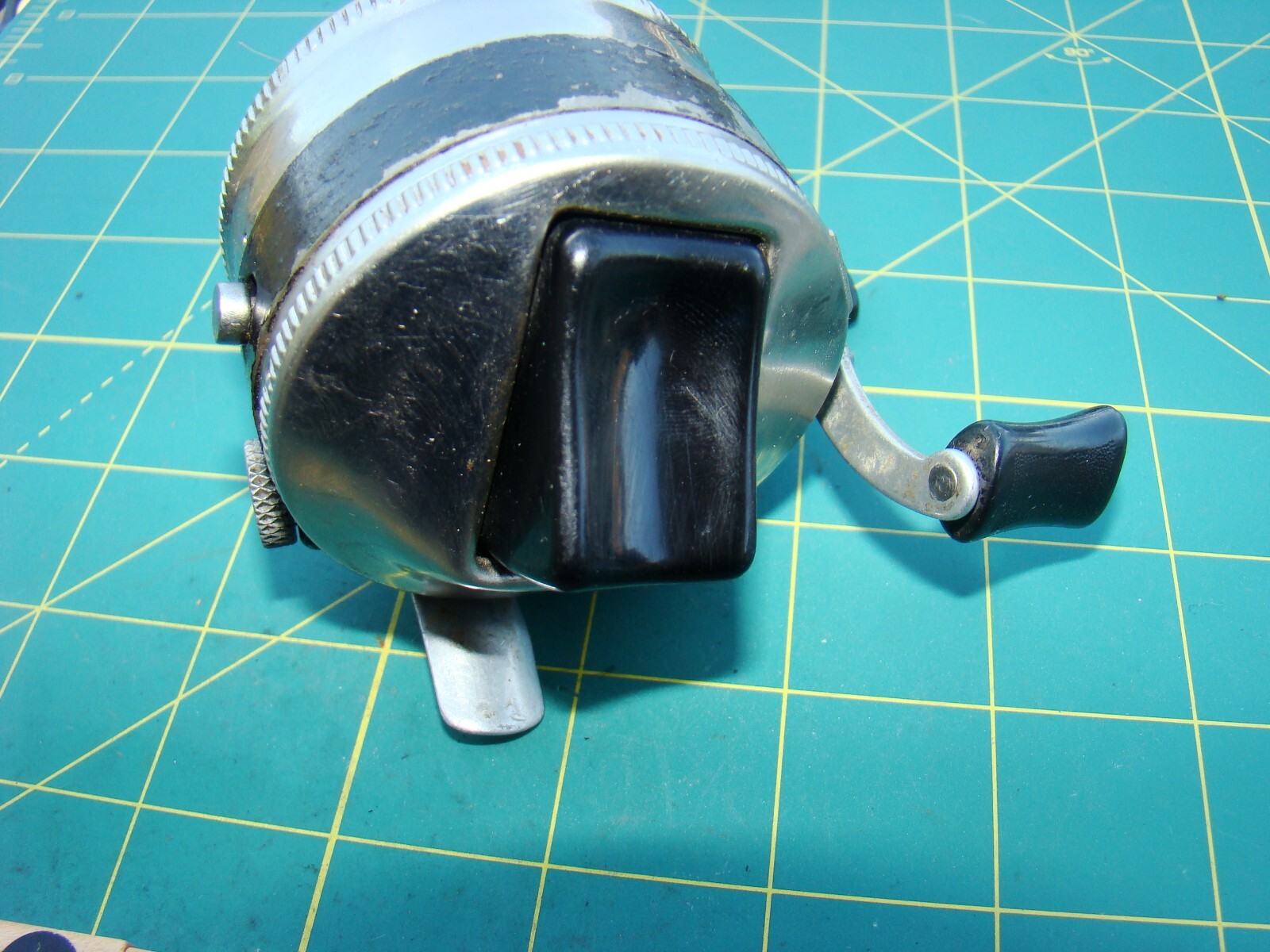 V6245 PR ZEBCO 33 METAL FOOT ONE LARGE RIVET MADE IN USA FISHING REEL