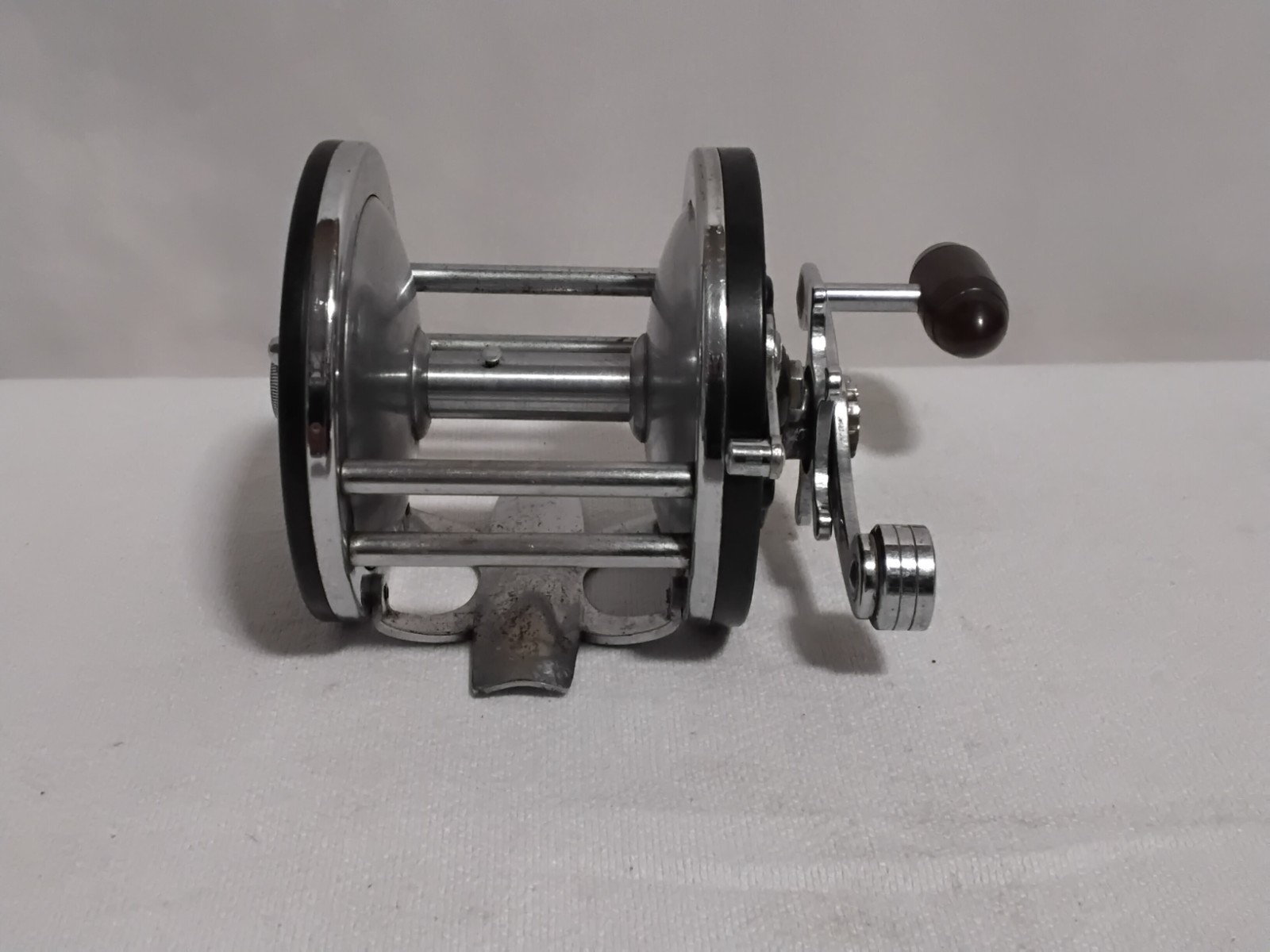 Rare Penn No. 65 Long Beach Fishing Reel USA 1950’s Brown Handle Scenic Side