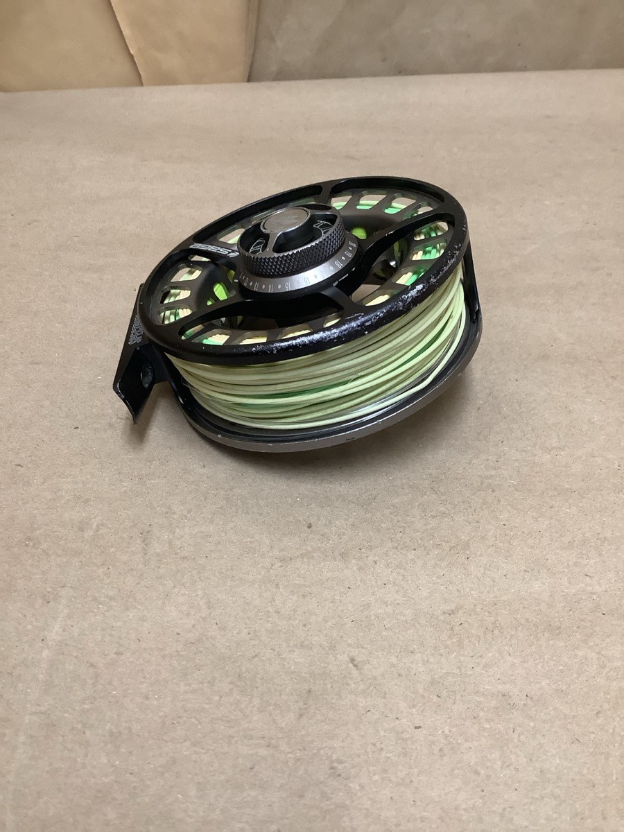 SAGE SPECTRUM LT 5/6 FLY FISHING REEL WITH WHITE FLY LINE IN BLACK C (B42014099)