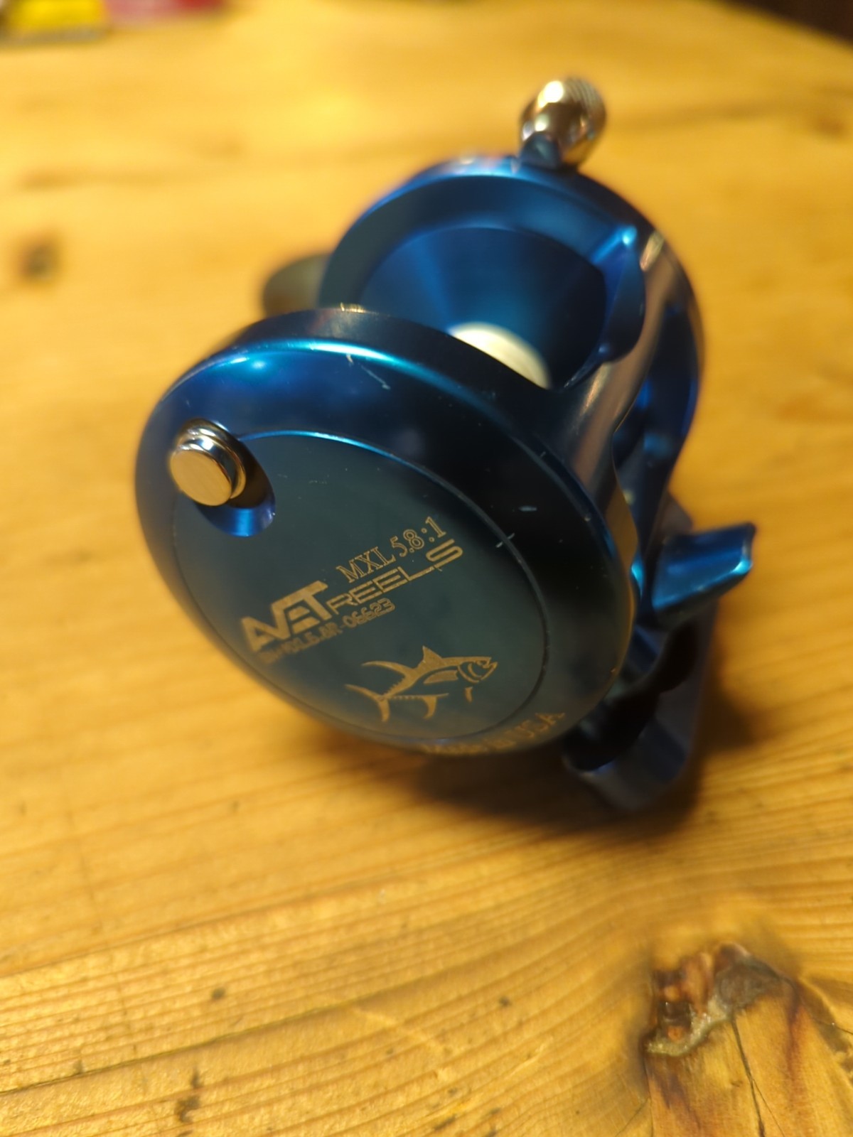 Avet MXL 5.8:1 Single Speed Fishing Reel – Right-Hand Conventional – Blue