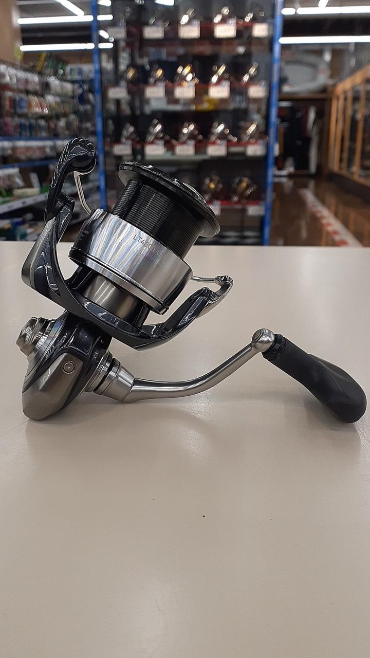 Daiwa Certate LT4000-CXH Spinning Reel 24 lb Line 10.2 oz, Minor Scratches