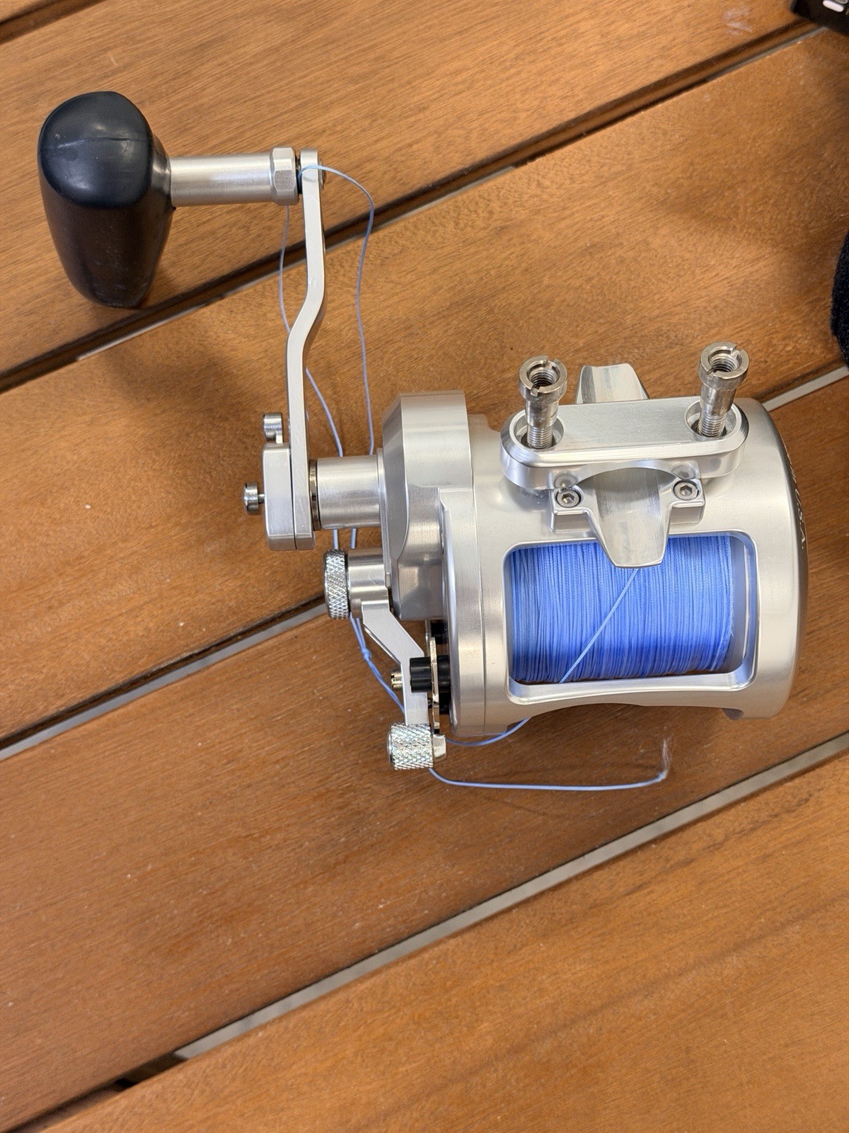 AVET RAPTOR HXW 5/2 TWO SPEED REEL SILVER, Spooled 100 Lb Hollow Core + Cover