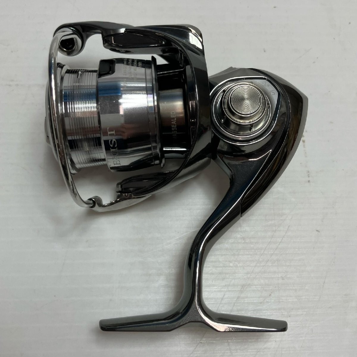 Daiwa Exist SF 2000SS-H Spinning Reel – Slight Scratches, 6.3oz, 8.7in