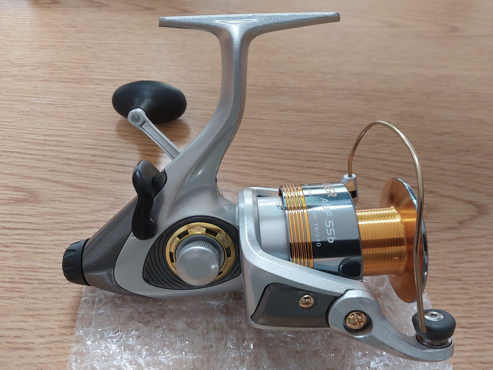 *NEW* Okuma Avenger ABF55b -Saltwater- 7 Bearing – Baitfeeder Spinning Reel