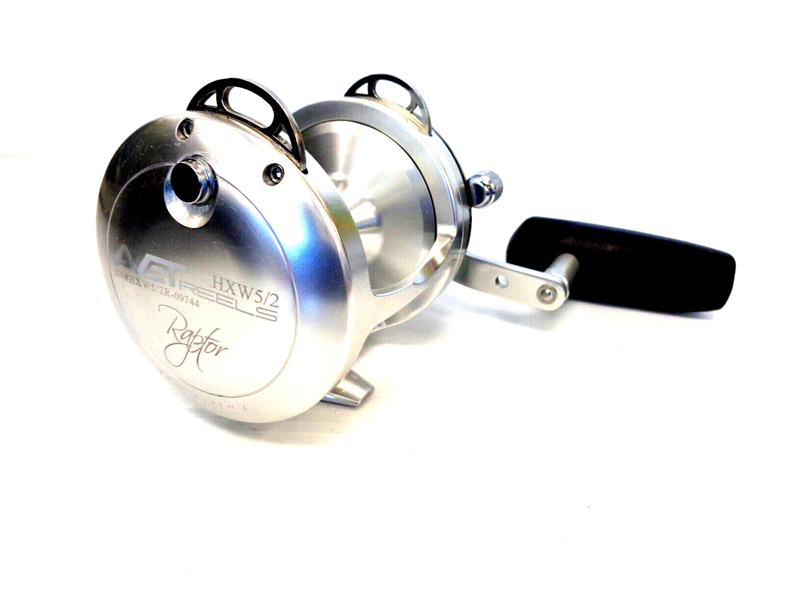 Avet HXW5/2 RAPTOR Two-Speed Lever Drag Reel – Right Handed – SILVER