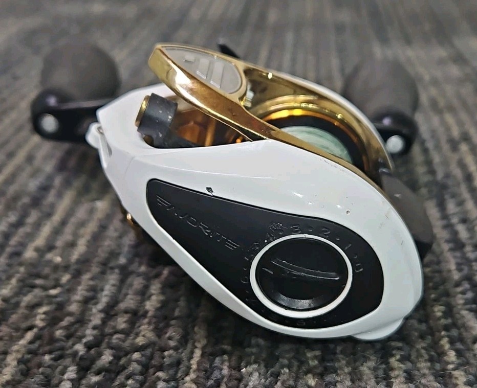 Favorite Fishing Soleus XCS Casting Reel 7.3:1 12/120 – White