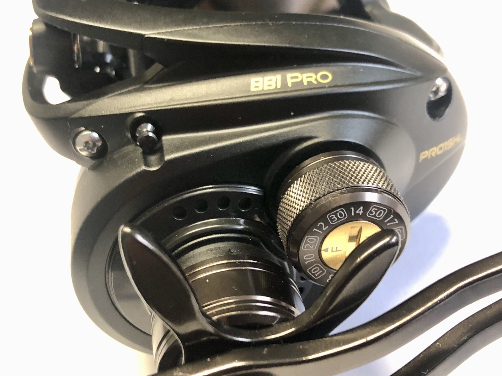 LEW’S BB1 Pro (PRO1SHL) Baitcasting/Lure/Spinning Reel – Boxed Mint.