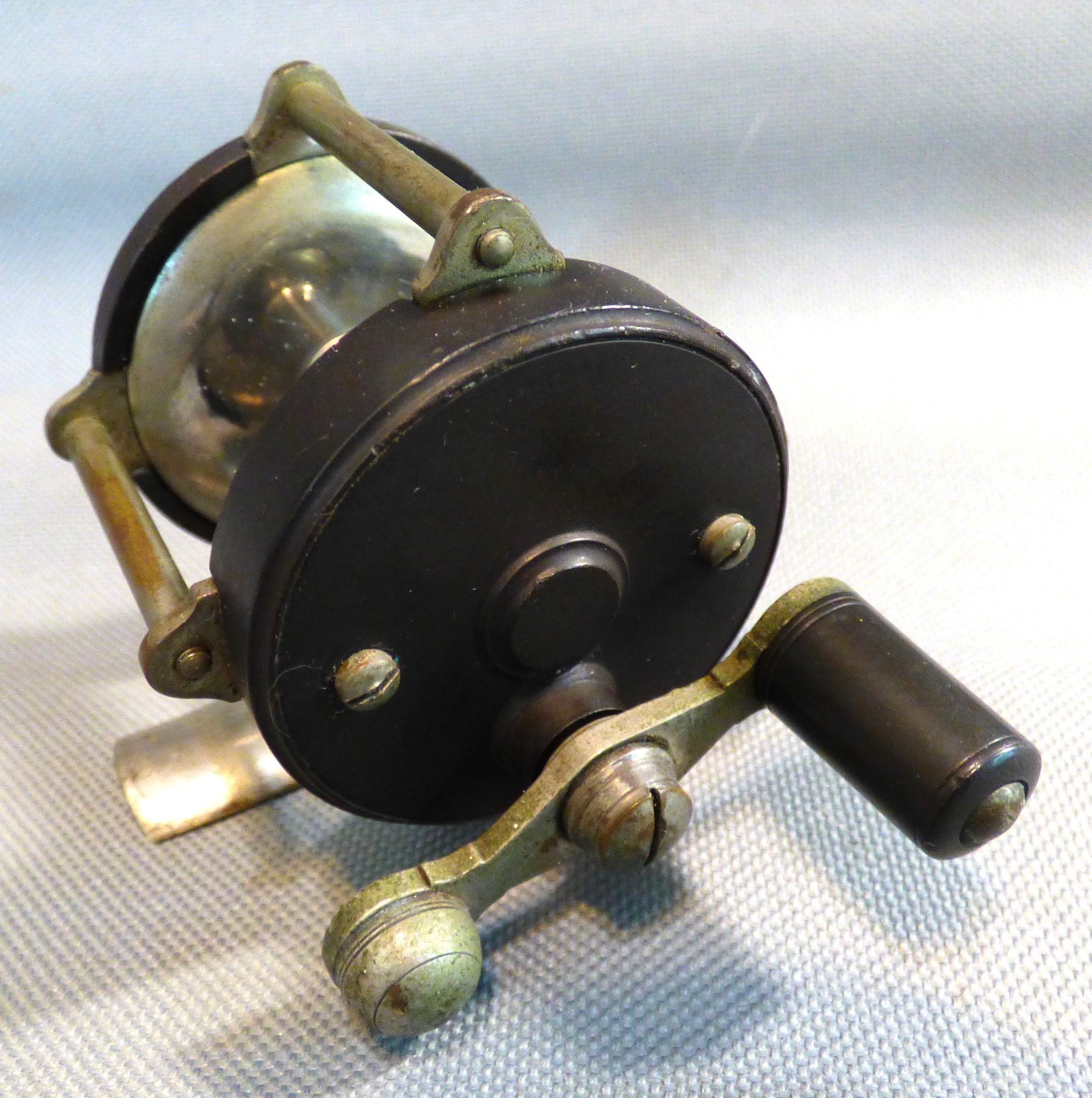 EX+ VINTAGE JULIUS VOM HOFE SMALL RAISED PILLAR REEL HARD RUBBER SERIAL # 31