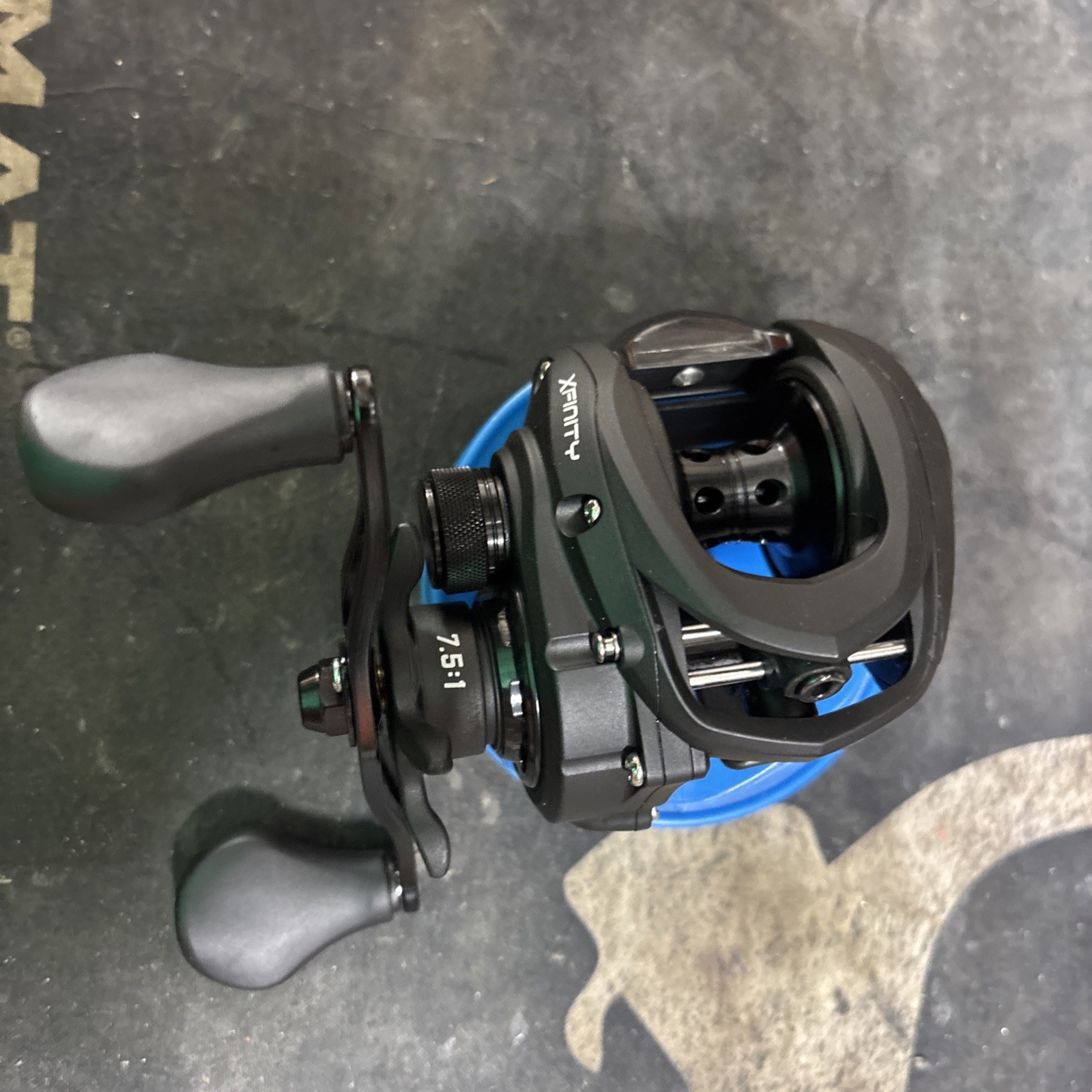 New Lew’s Xfinity XFISHG4 Baitcast Reel 7.5:1 ratio w/Cover