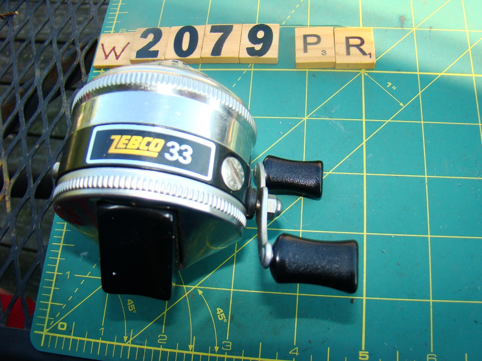 W2079 PR ZEBCO 33 SPINCAST METAL FOOT MADE IN USA FISHING REEL