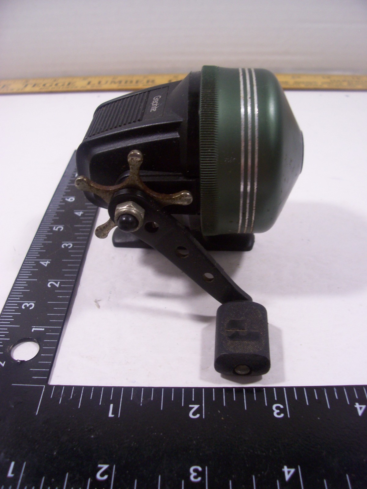 Johnson 8 „Tangle-Free“ Closed Face Spin Cast Fishing Reel – Star Drag – U.S.A.