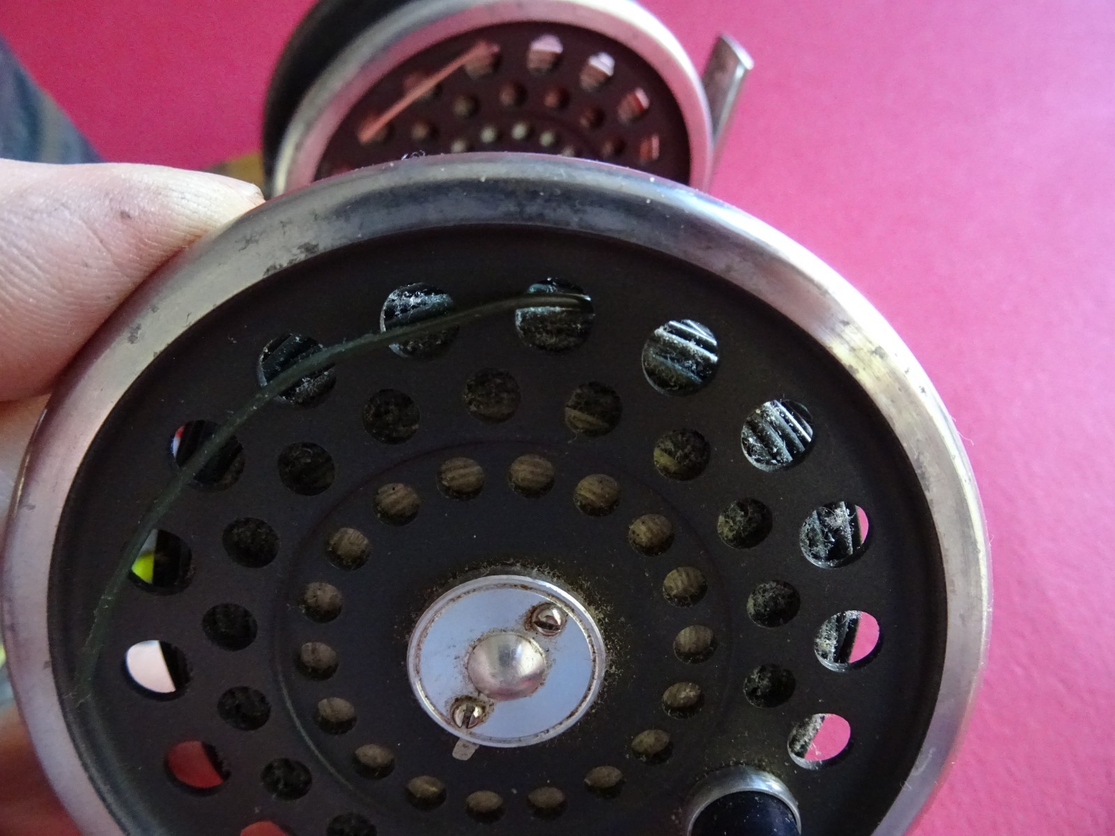 A USED VINTAGE CASED 3 1/2″ HARDY MARQUIS 7# TROUT FLY REEL + 2 SPARE SPOOLS