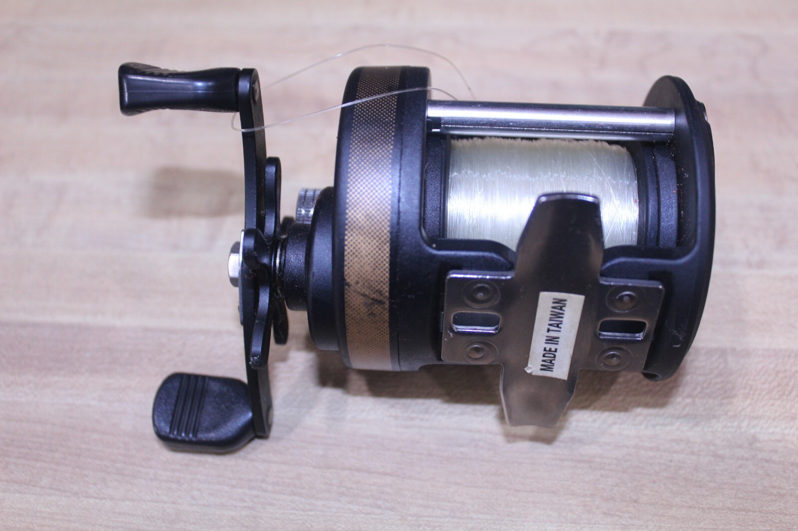 VINTAGE SHAKESPEARE #2905 350 BEACH-BOAT CONVENTIAL FISHING REEL MADE IN TAIWAN