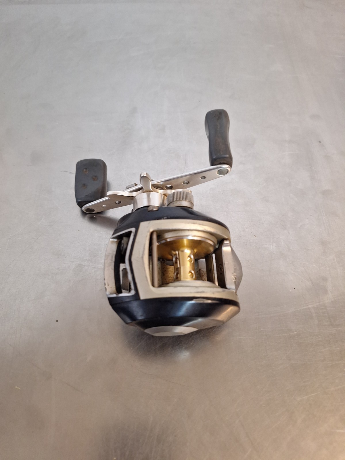 Abu Garcia Revo Winch Baitcast Reel 5.4:1 11BB Right Star Drag Black
