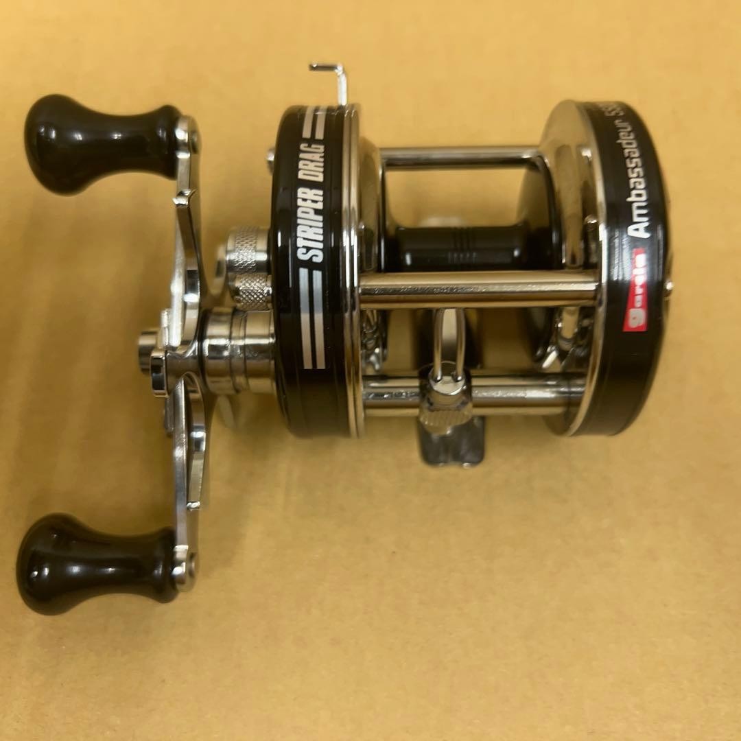 Abu Garcia AmbasSAdor 5500 Striper Black Right-handed
