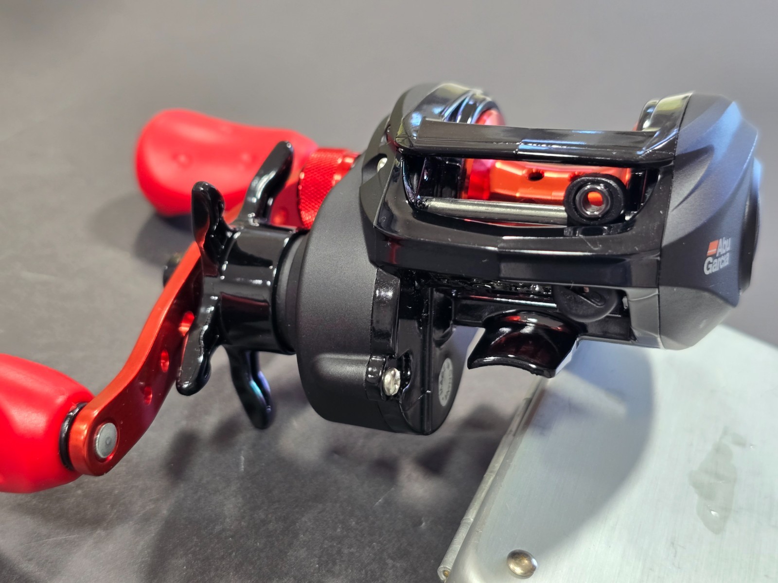 Abu Garcia BLACK MAX Baitcast Reel *5 Ball Bearings * 6.4:1 *Red Knobs & Handle