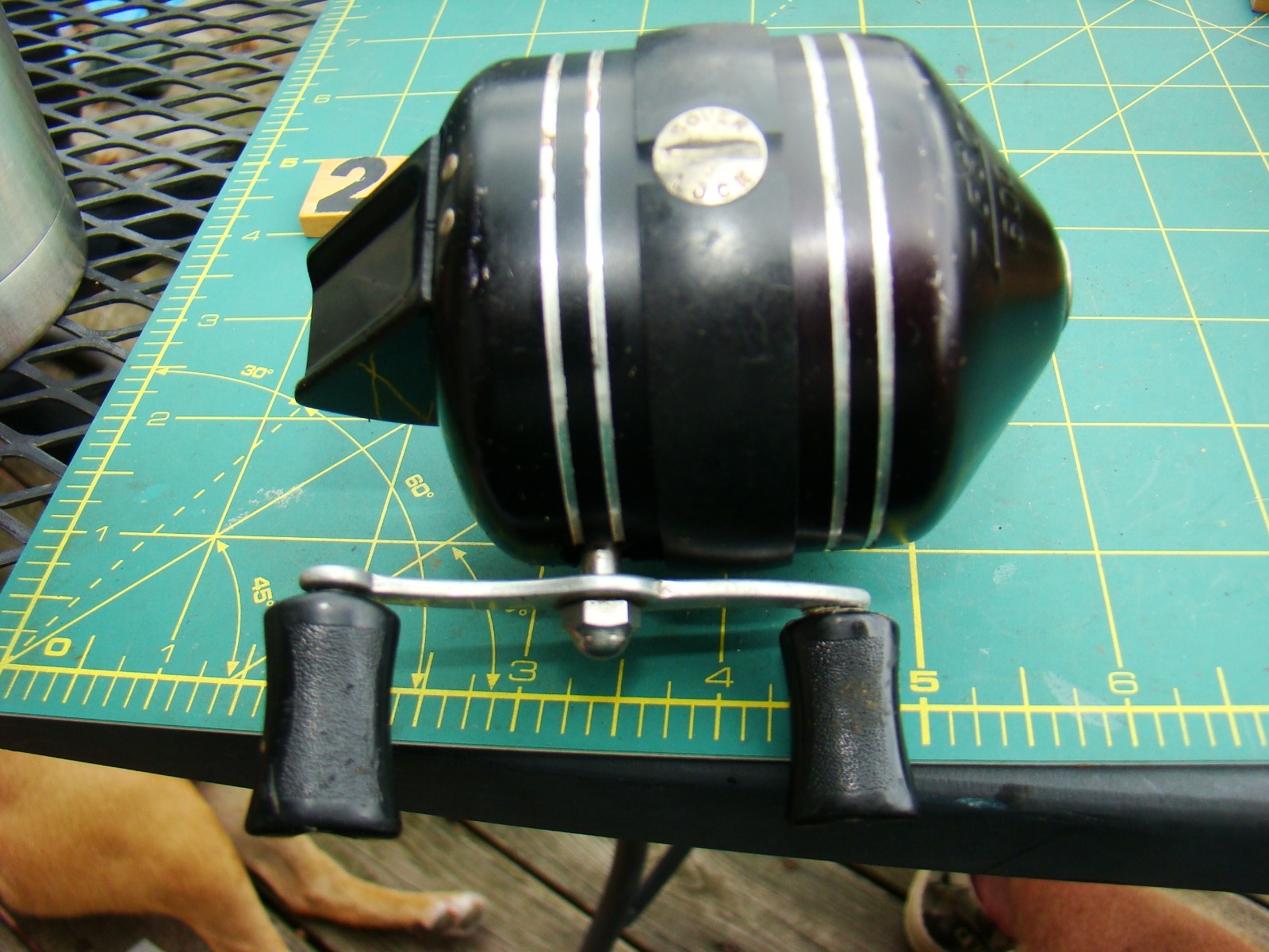 W2129 PR NICE ZEBCO 600 METAL SPINCAST FISHING REEL