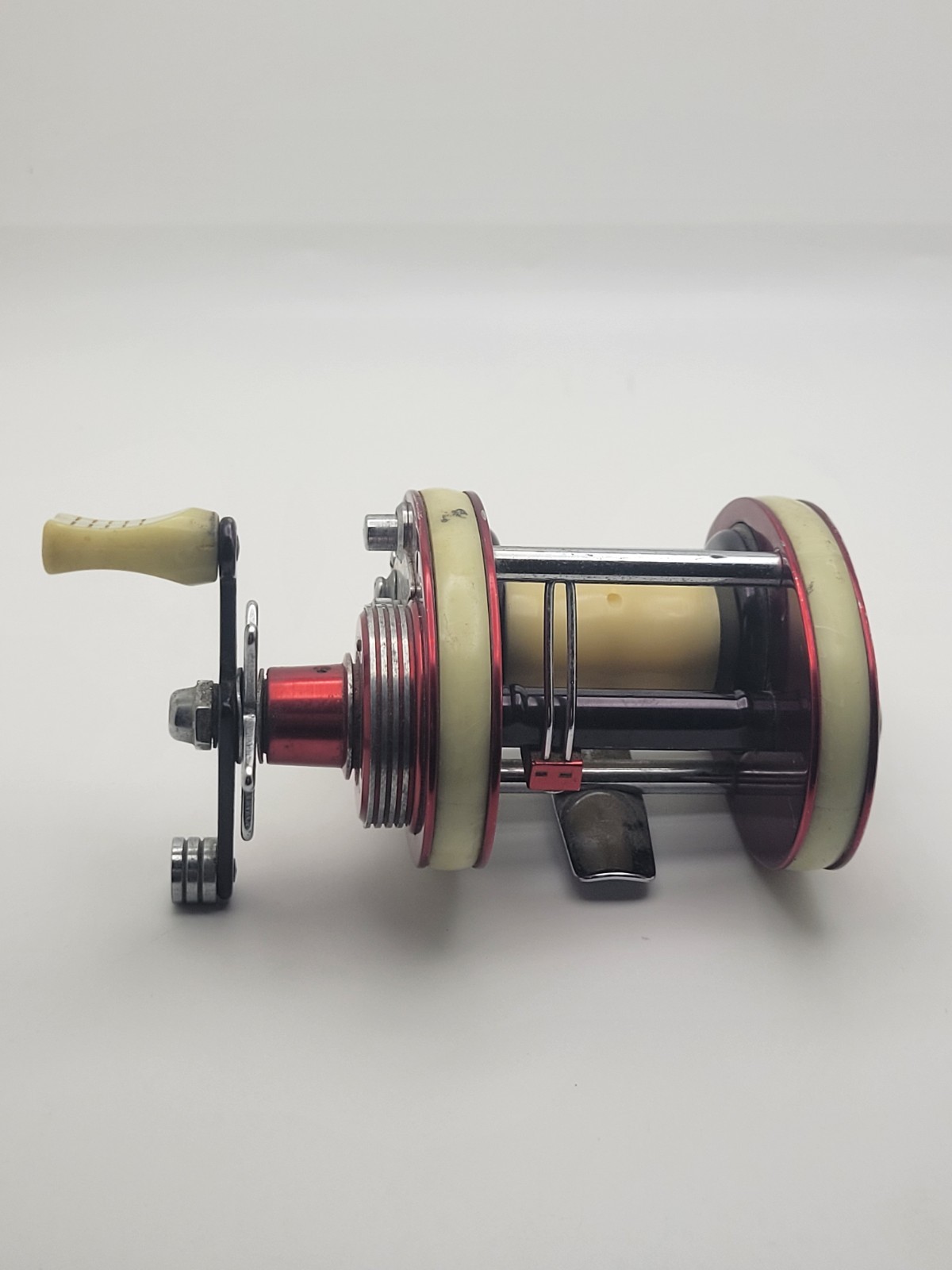 Vintage Bronson Invader 26 Baitcaster Fishing Reel