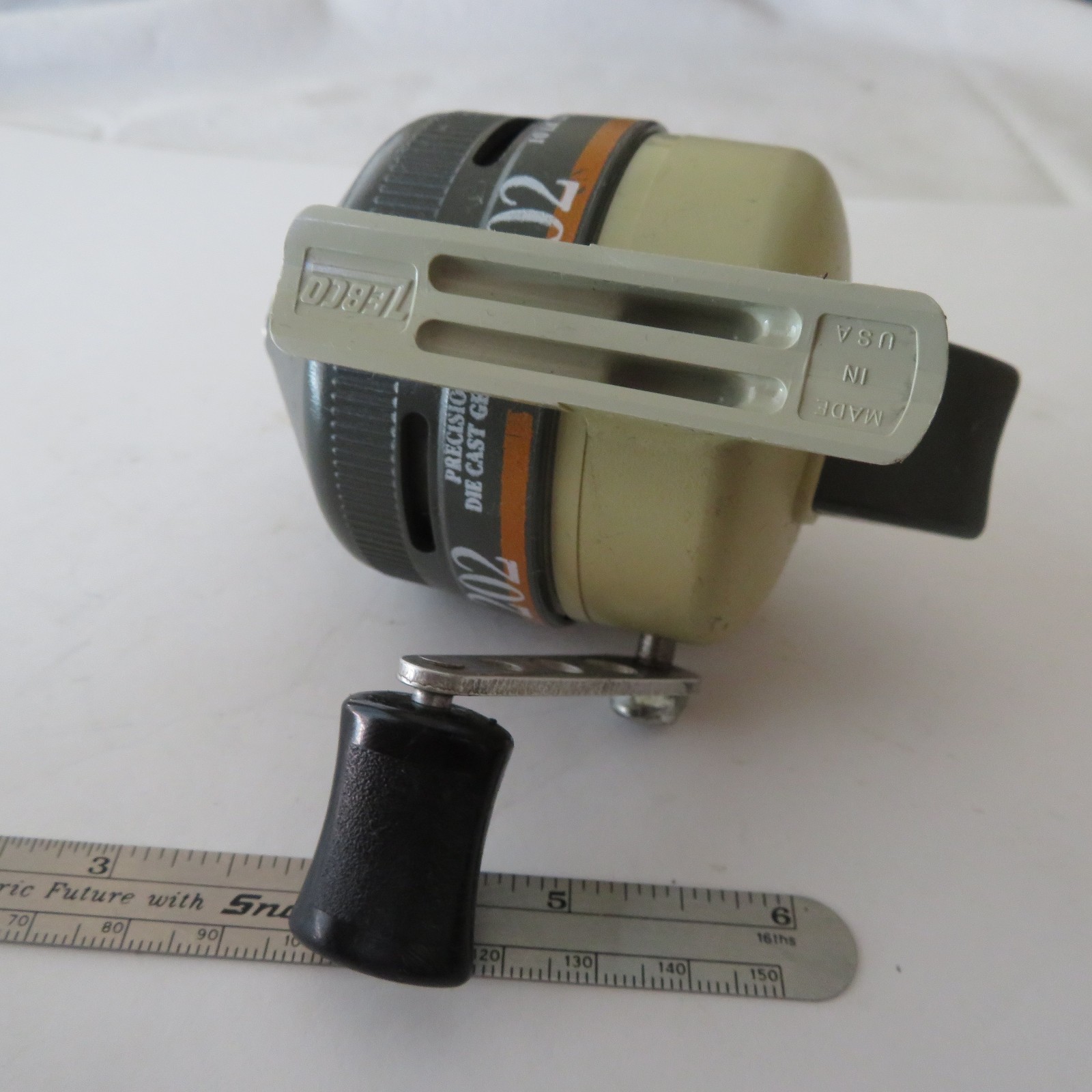 FISHING REELS ZEBCO 202 CLOSED REEL ADJUSTABLE DRAG GREEN CAP MADE USA WORKING