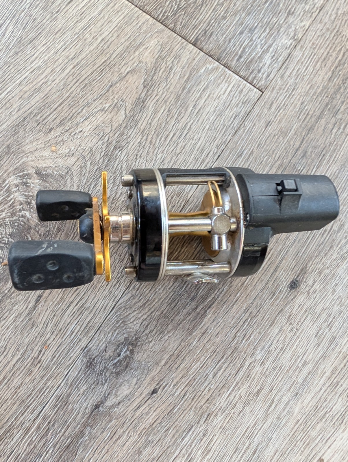 Abu Garcia Ambassadeur 5500LC Line Counter Round Baitcasting Reel Black & Gold
