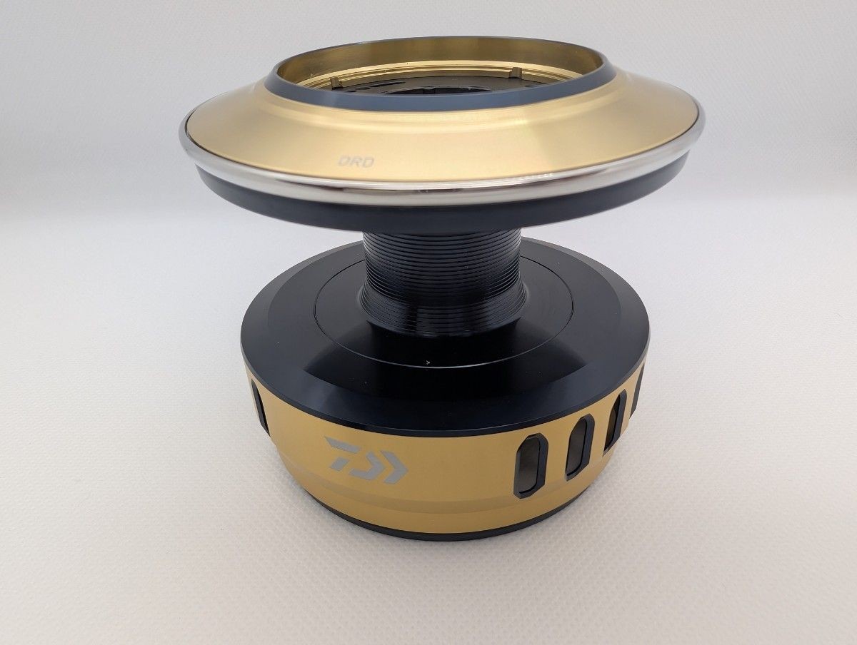 Daiwa SLP Works 25 Saltiga Spool 25000 (Gold/Navy Blue)