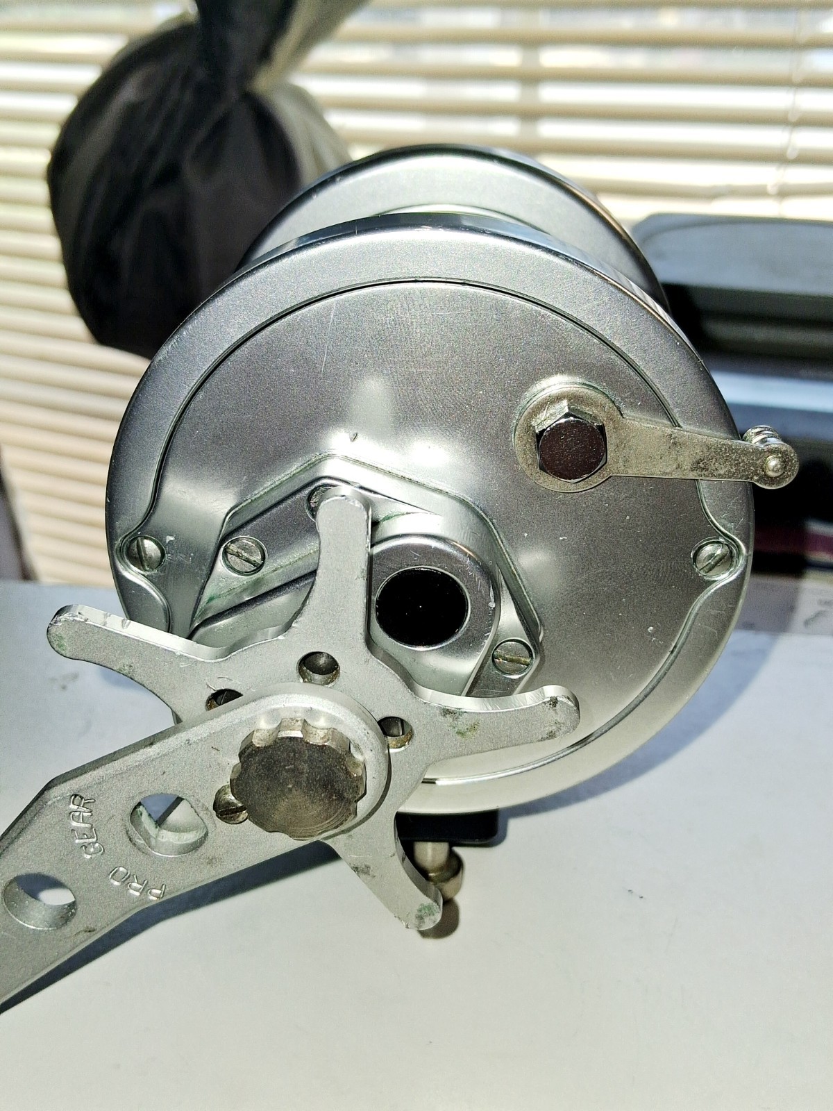 PRO GEAR FISHING REEL 440 ALL SILVER W/OVERSIZED HANDLE. Penn 4/0 Like.