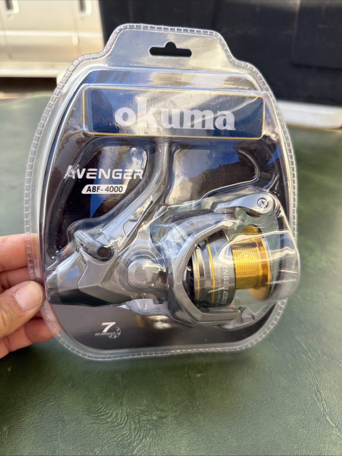 Okuma Avenger ABF Graphite Baitfeeder Saltwater Spinning Reel 4000, Silver 🔥