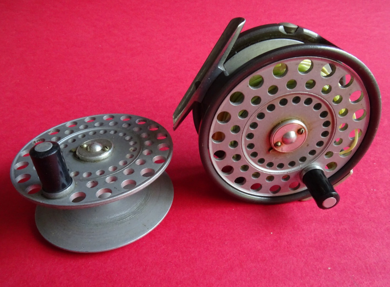 A GOOD USED VINTAGE HARDY 3 3/8″ ZENITH WIDE DRUM FLY REEL + SPARE SPOOL