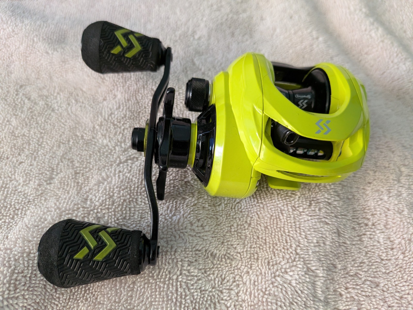 Sougayilang Baitcasting Reels NEW Fishing Reel 8.0:1 Gear Ratio 9+1 BB 210G