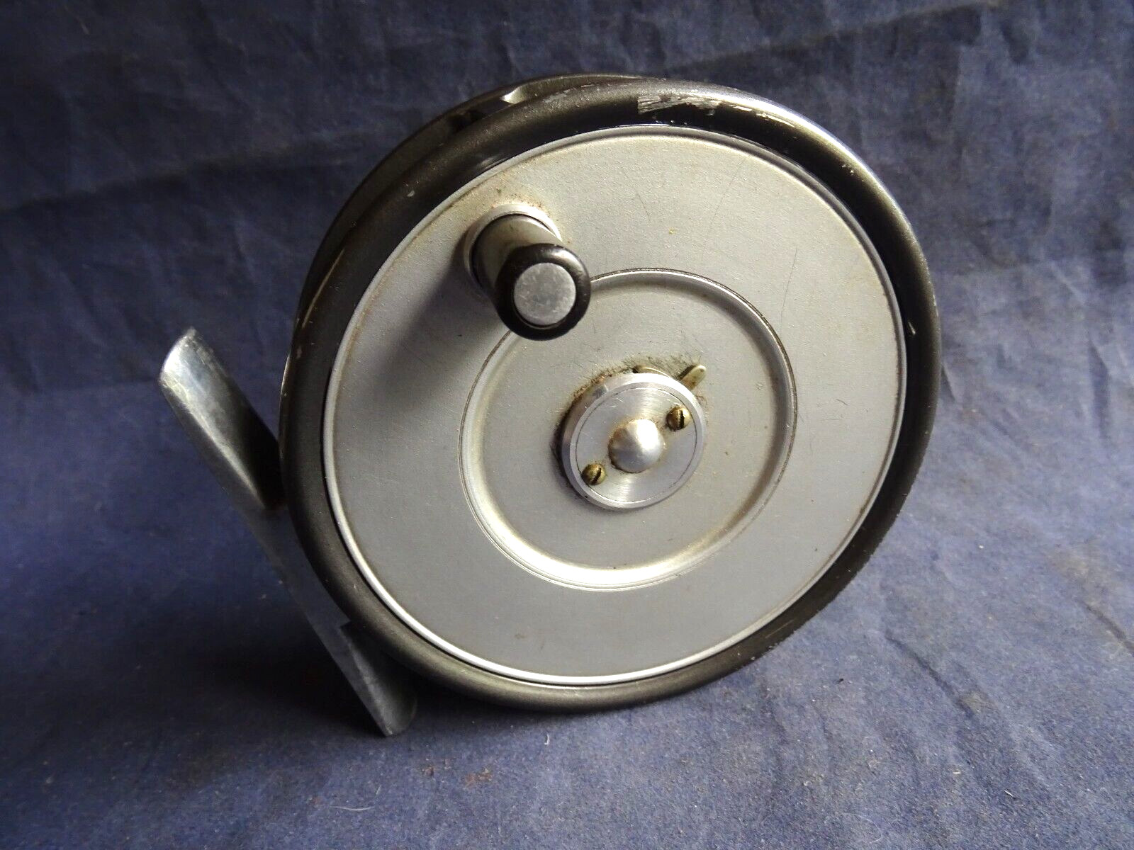 A GOOD/VERY GOOD 3 1/8″ VINTAGE HARDY LIGHTWEIGHT TROUT FLY REEL
