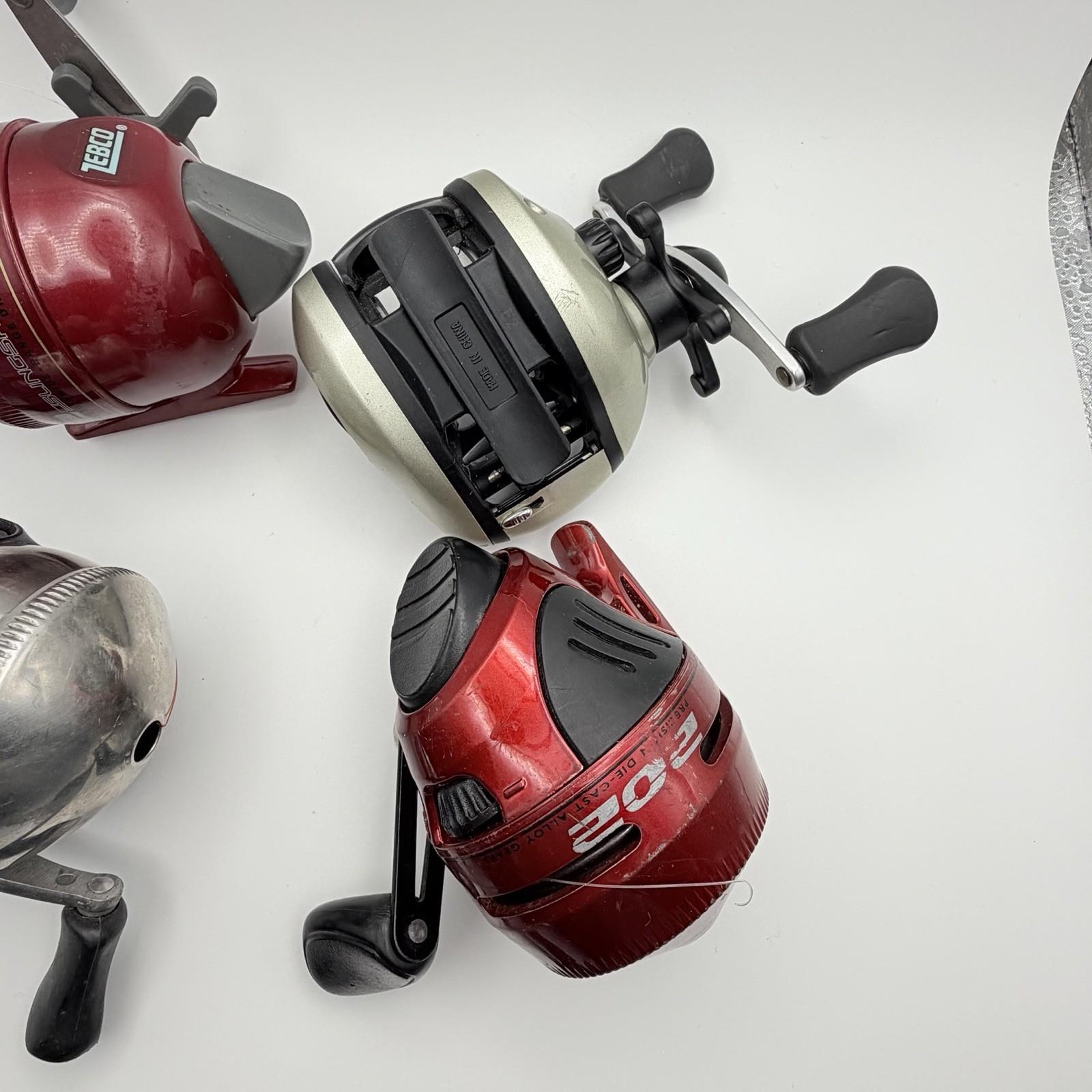 Vintage Zebco Quantum Fishing Reel Lot 33 202 Roam Spincast Spinning