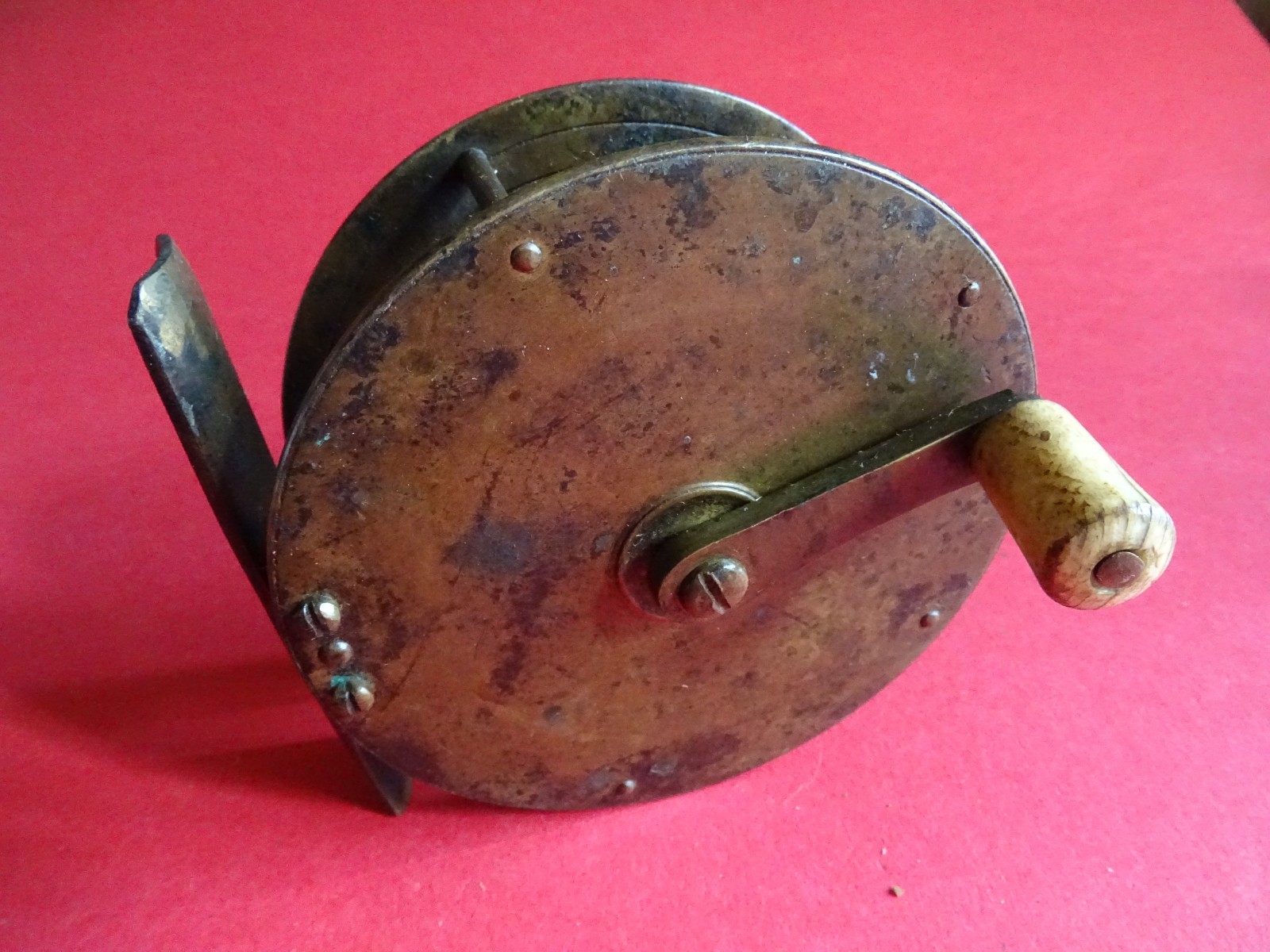 EARLY ANTIQUE 3 3/4″ VICTORIAN BRASS CRANK WIND FLY REEL WITH 5 PIN FOOT