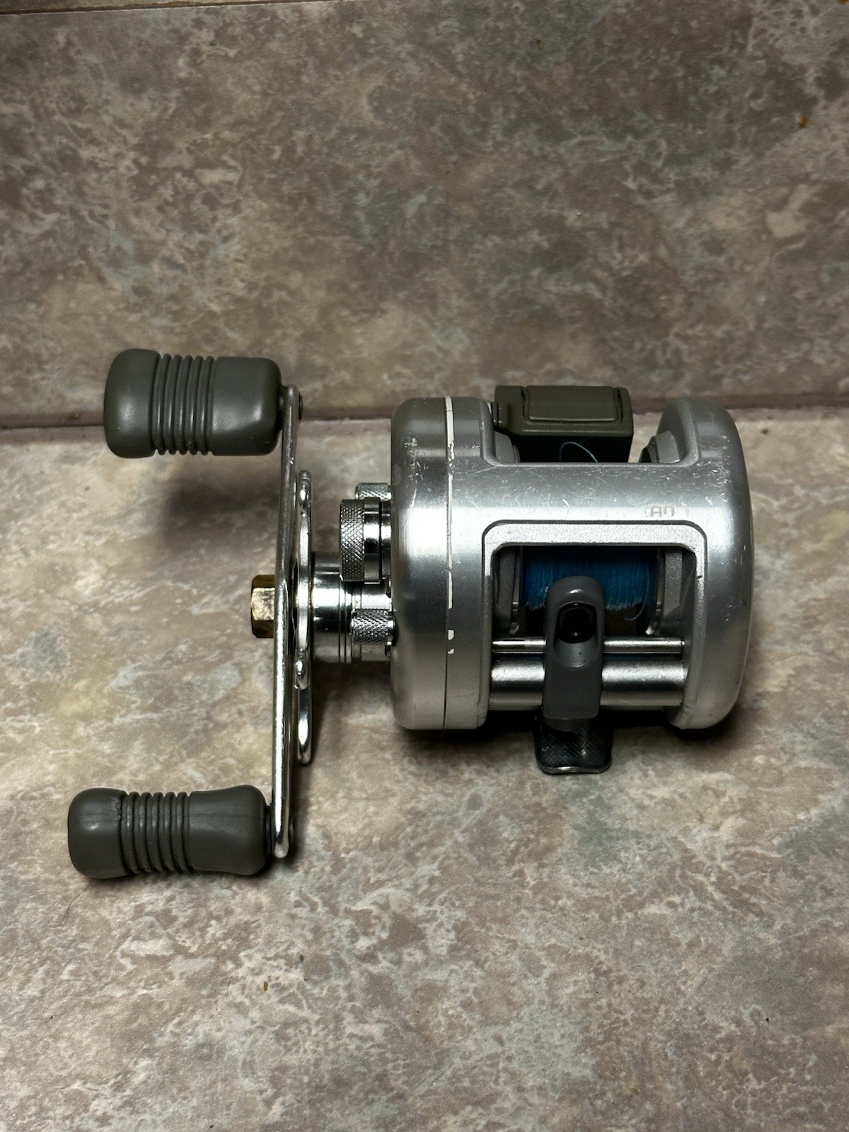 Shimano Calcutta 100 Round Baitcasting Reel Made in Japan (Good condition)