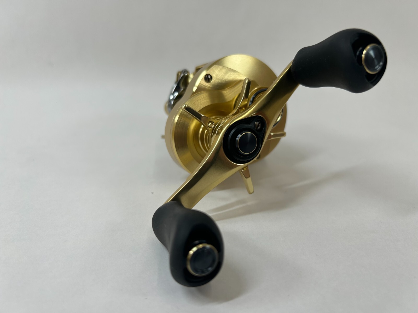 Shimano 21 CALCUTTA CONQUEST 101 Left 5.6 Casting Reel Brand New in Box