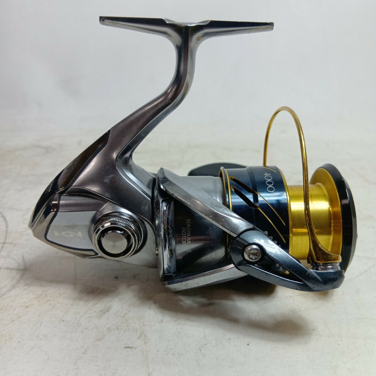 Shimano 16 Vanquish 4000 Spinning Reel w/ Scratches Grade B – Used, From Japan