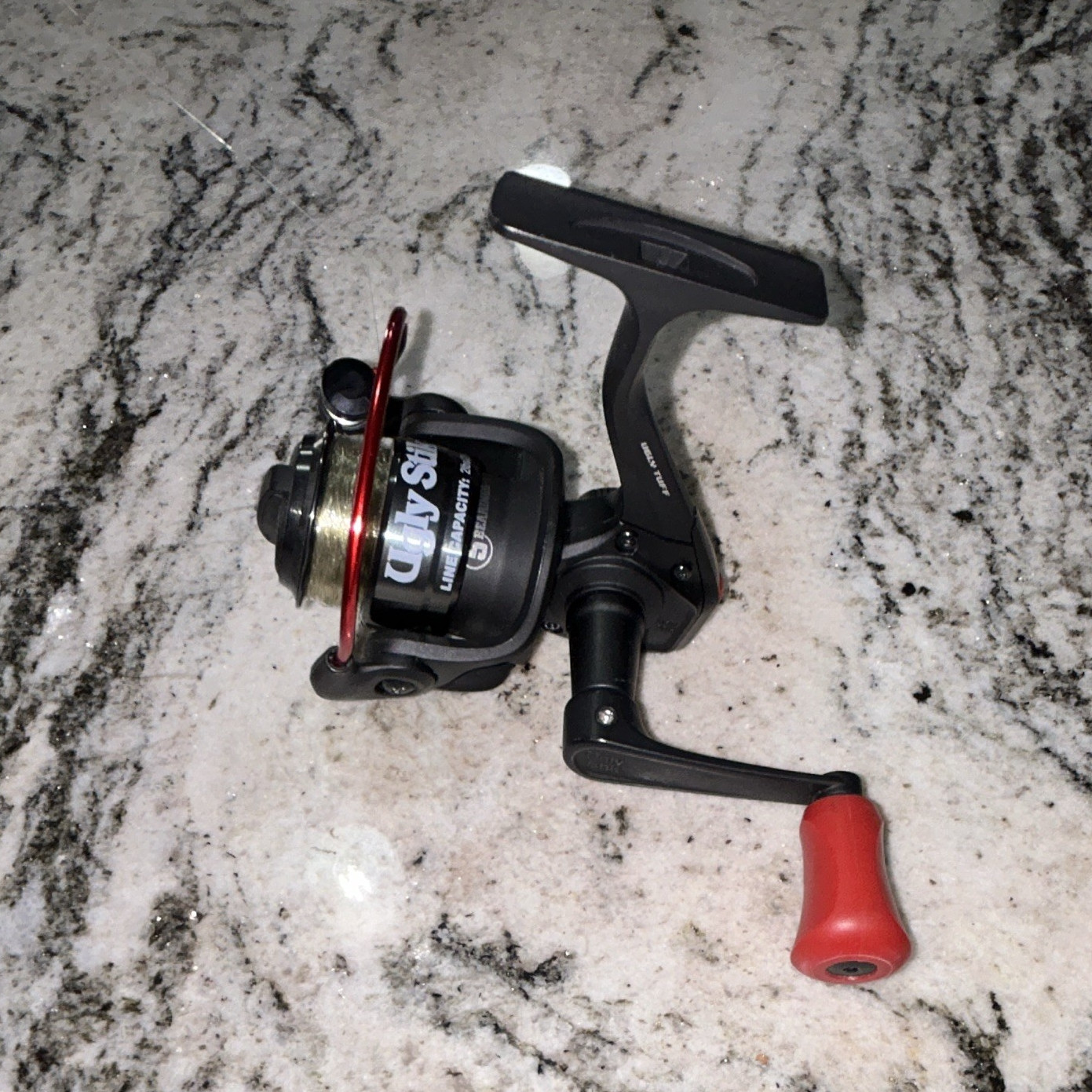 Ugly Stik USSP25 2000 Spinning Reel 5.2:1 Front Drag Anti-Reverse Black/Red
