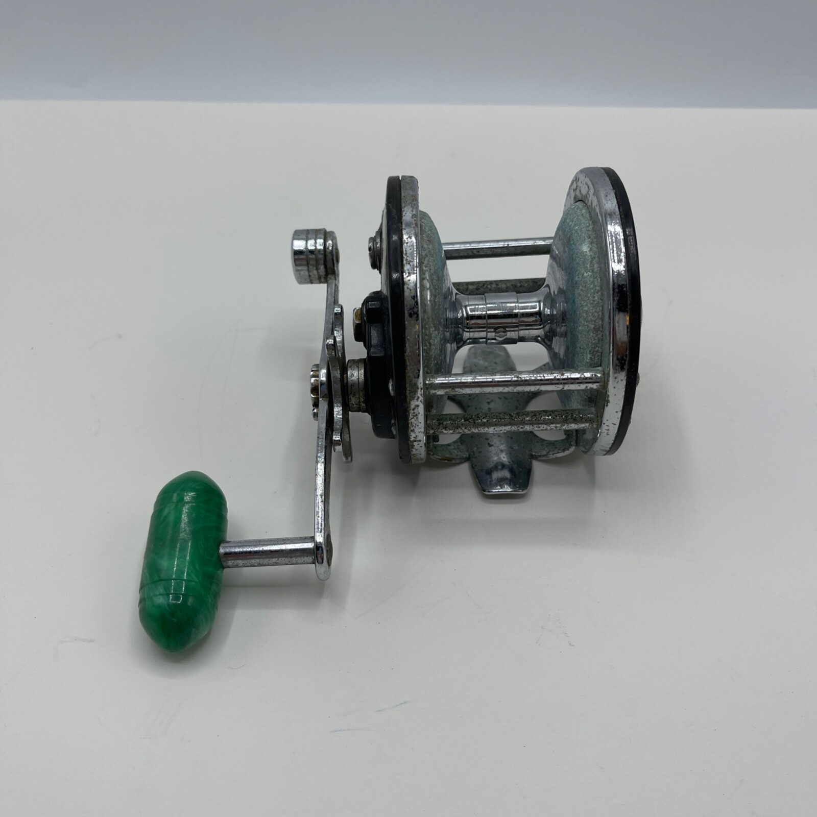 Vintage PENN Long Beach No. 60 Saltwater Fishing Reel With Green Bakelite Handle