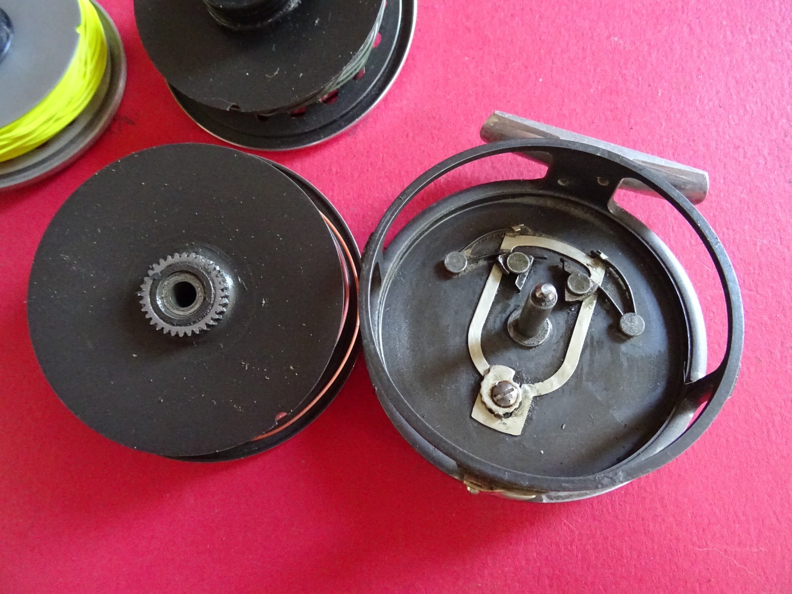 A USED VINTAGE CASED 3 1/2″ HARDY MARQUIS 7# TROUT FLY REEL + 2 SPARE SPOOLS