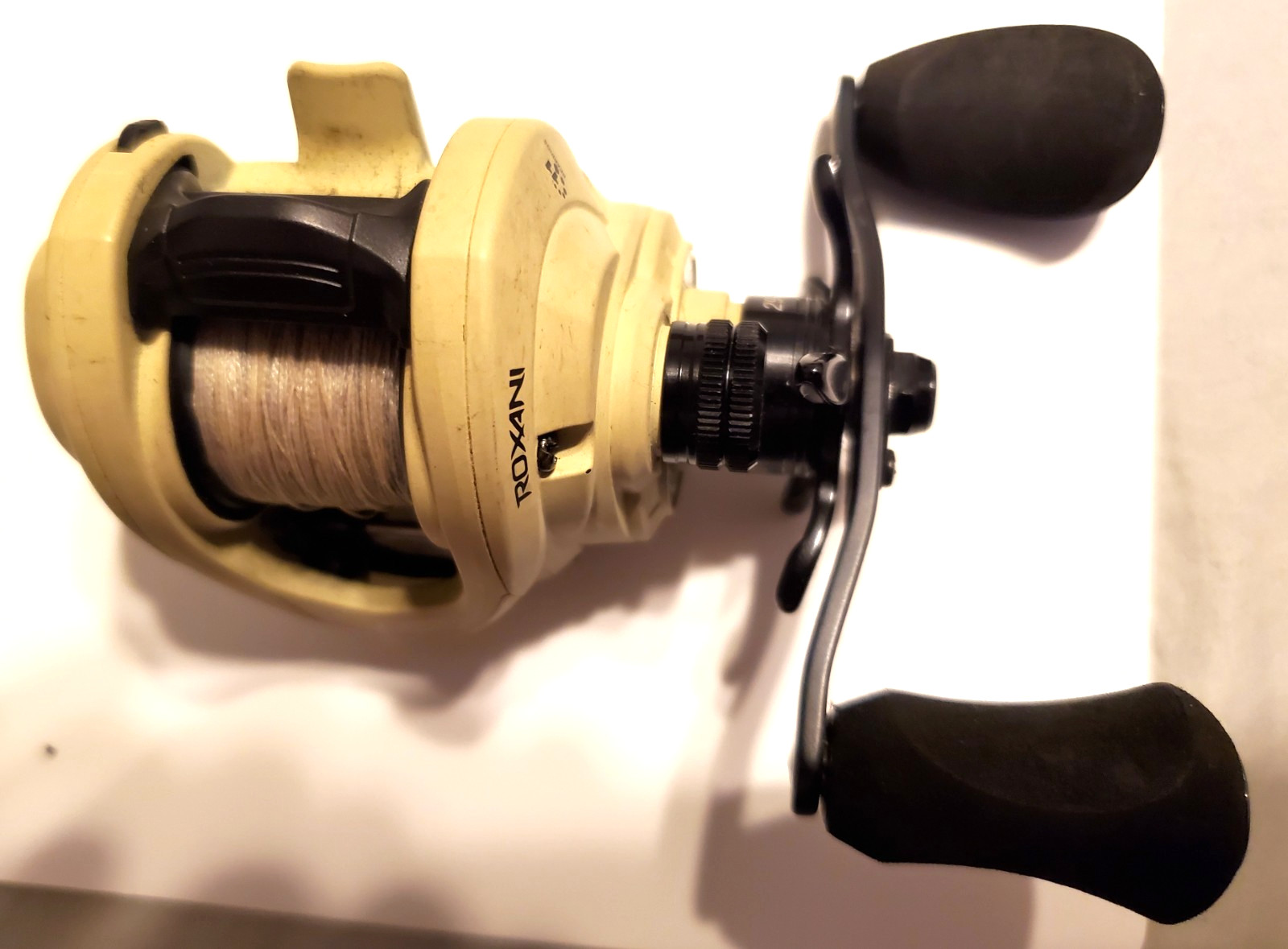 ROXANI ~ ABU GARCIA BAITCASTING REEL – ROXLPHS-L-T ~ GEAR RATIO 7.1:1 – BEIGE