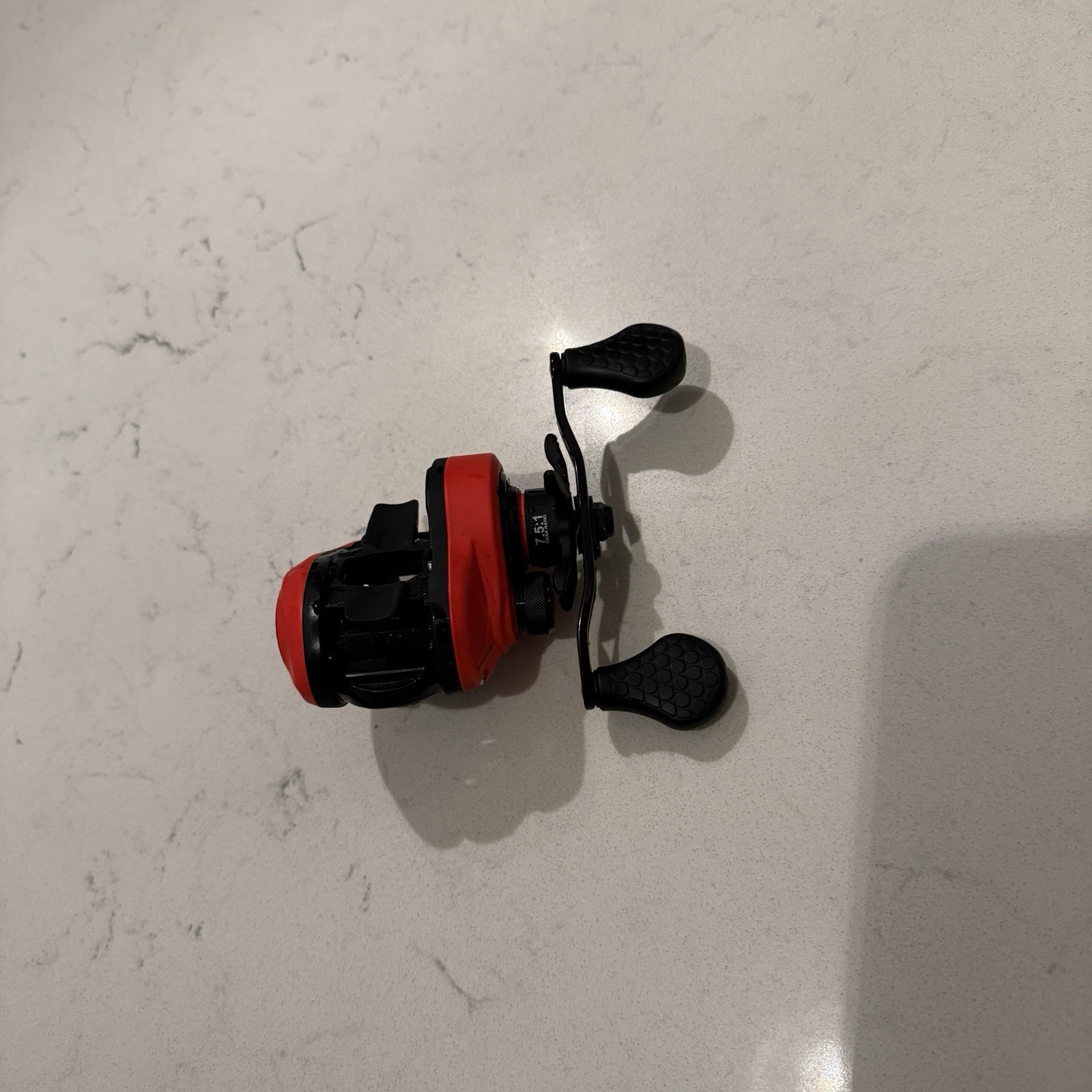 Lew’s Mach Smash SLP Low Profile Baitcast Reel 8.3:1 Left Hand Red/Black